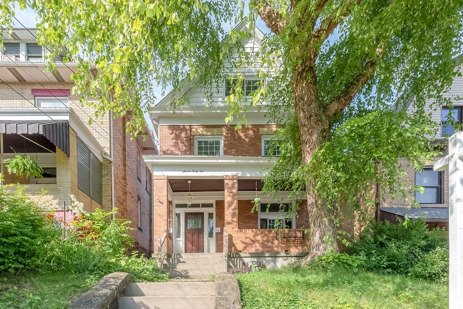 742 Rossmore Ave photo 1