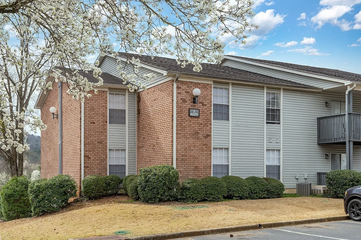 Ascot Place Apartments — Photo 3