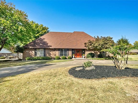 2nd image of 811 S Chateau Dr