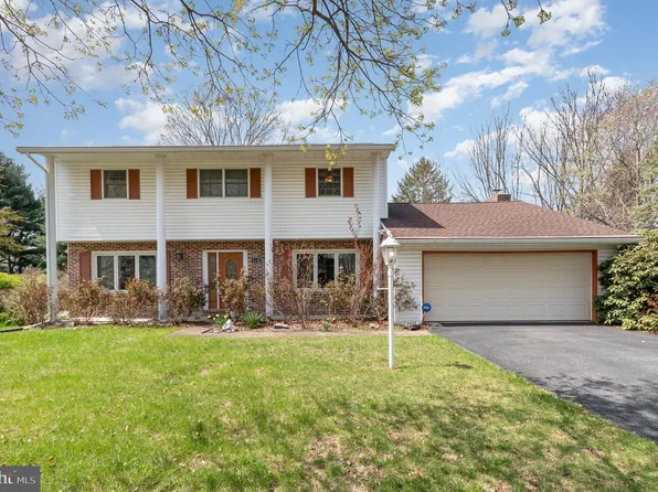 1132 Linn Dr, Carlisle, PA 17013