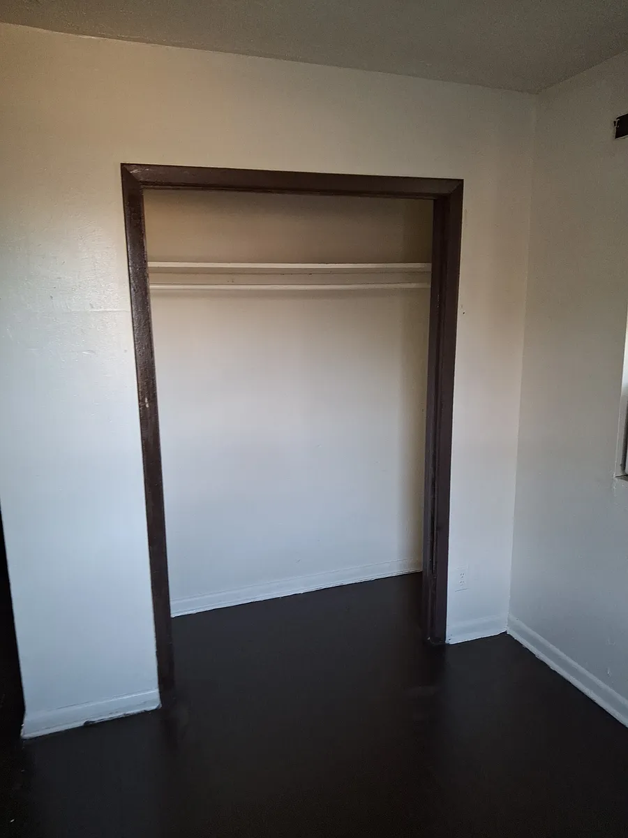 Building Photo - 1845 W 13th St #1