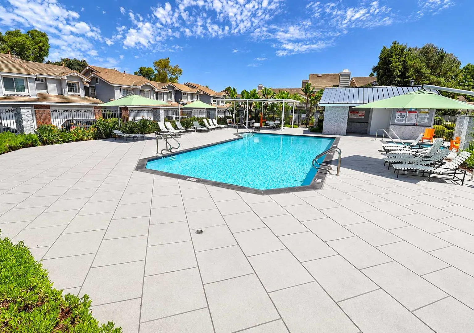 Spacious & Upgraded Tustin Ranch Townhome Private Patio & 2-Car Garage — Photo 3