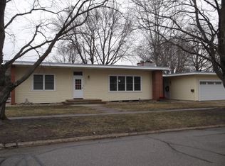 900 6th Ave S, Clear Lake, IA 50428