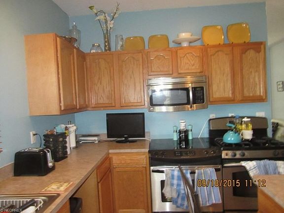 oak kitchen w/ ss appls