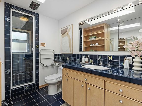 5th image of 444 Oneida Dr