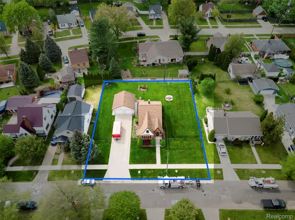 1470 Wellesley Dr, Mount Clemens, MI 48043