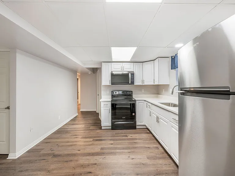 302 Elmwood Dr #BASEMENT — Photo 4
