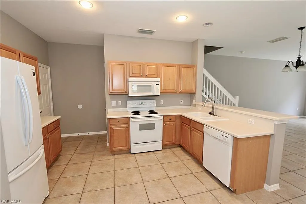 3 bed, 2.5 bath, 1715 sqft, $2,800 — Photo 3