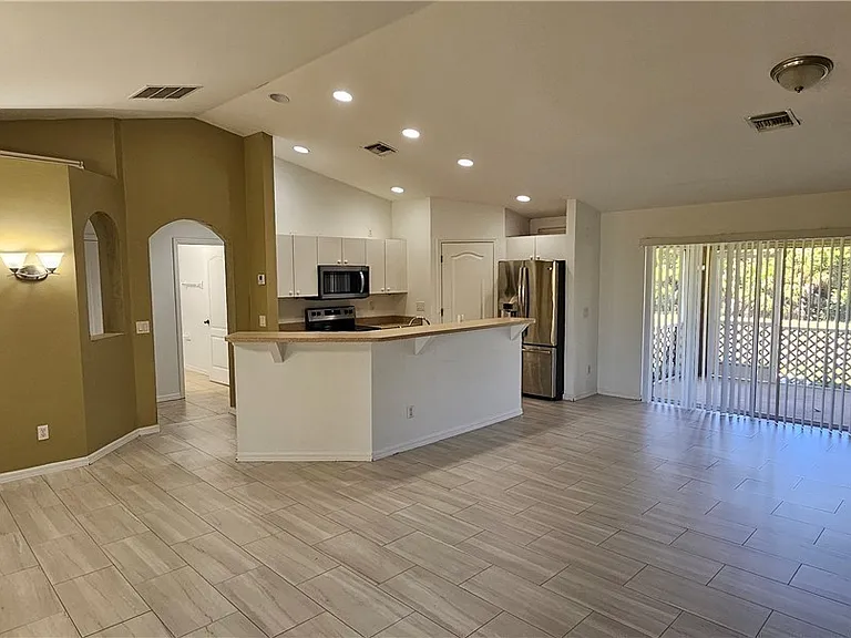 815 Porter St E — Photo 5