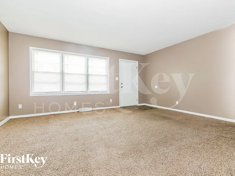 405 SW 11th St — Photo 3