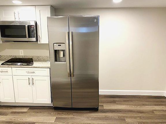 Large refrigerator-freezer with water dispenser; plus cooktop!