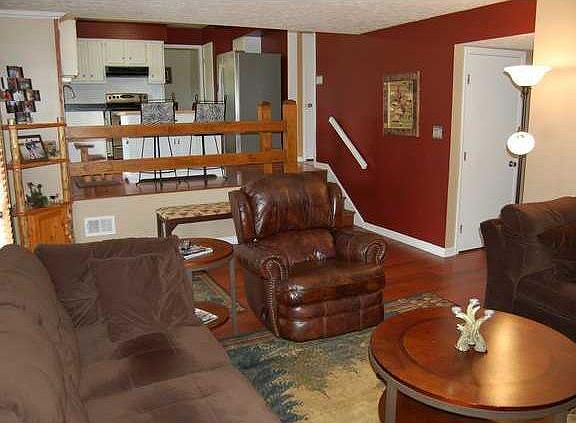 3rd image of 121 Creek View Dr