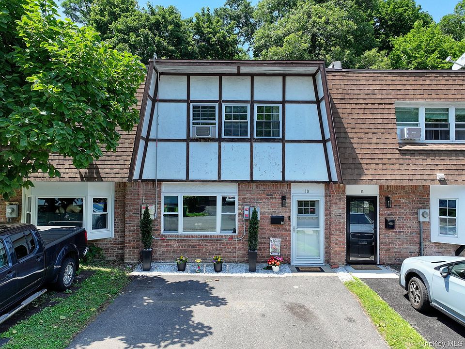 1st image of 10 Roundtree Court