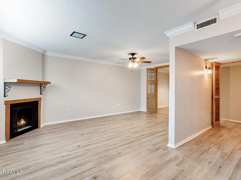 110 W Bayou Pkwy #102 — Photo 3