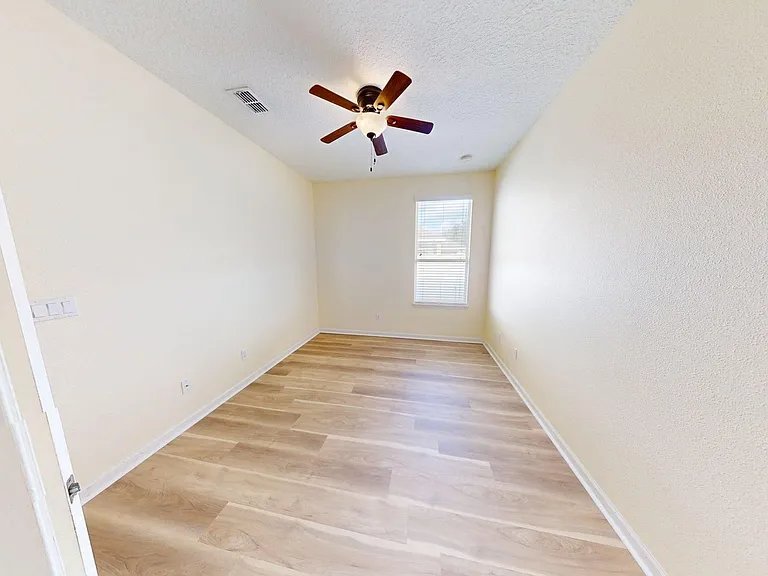 15707 Lexington Park Blvd — Photo 33