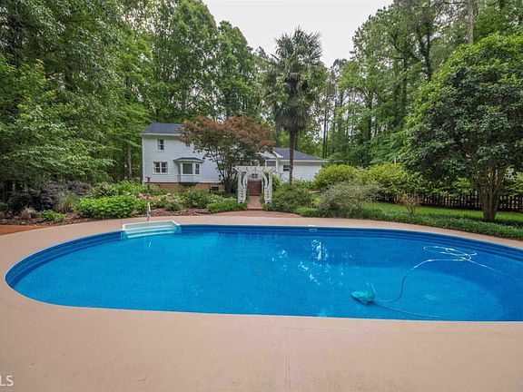 2nd image of 130 Essex Cir