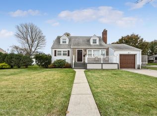 23 Stewart St, Plainview, NY 11803