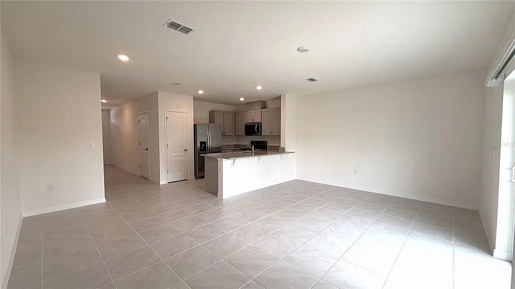 3 bed, 2.5 bath, 1463 sqft, $1,900 — Photo 4