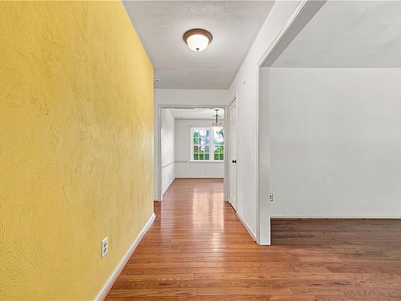 3rd image of 4116 Meadowview Rd