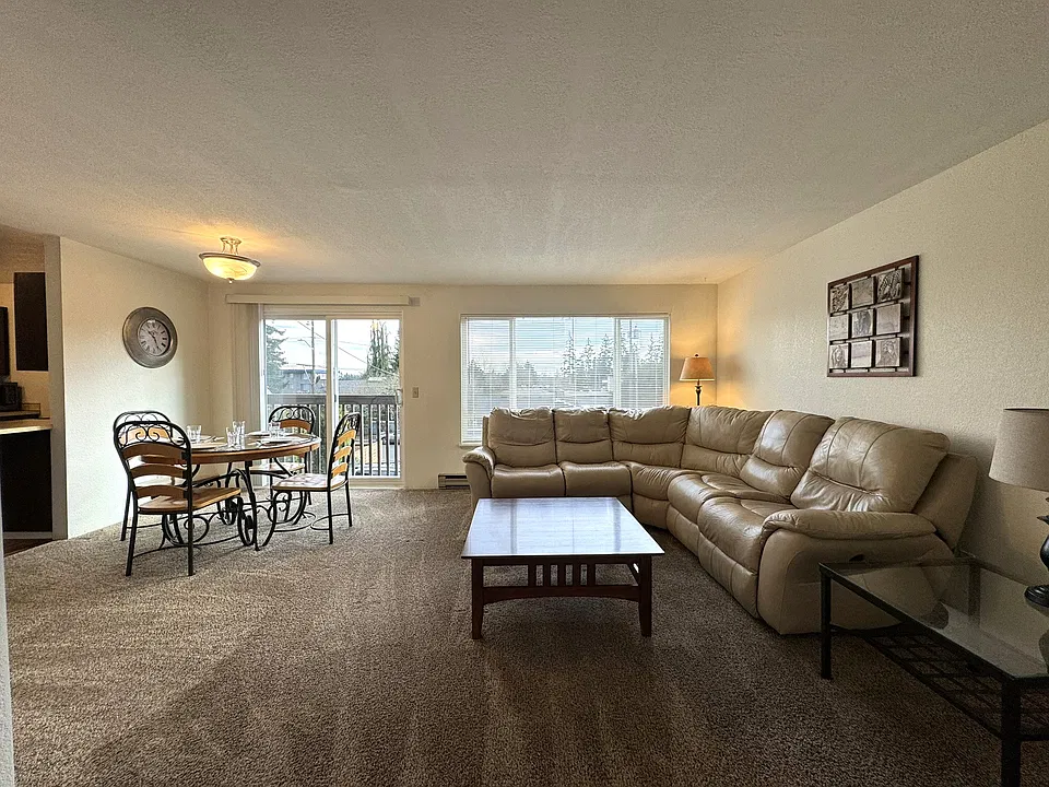 Livingroom with couch, table & chairs