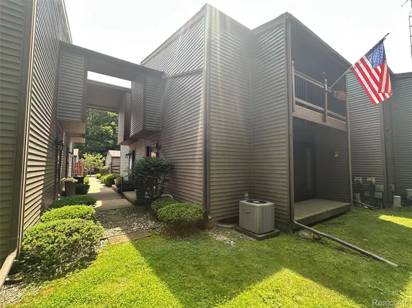 508 W Rockwell St, Fenton, MI 48430