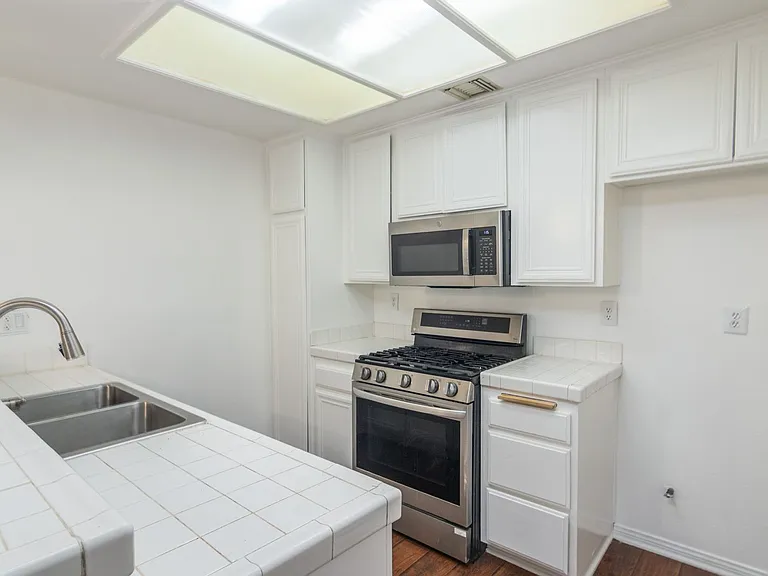 16940 Chatsworth St #106 — Photo 7