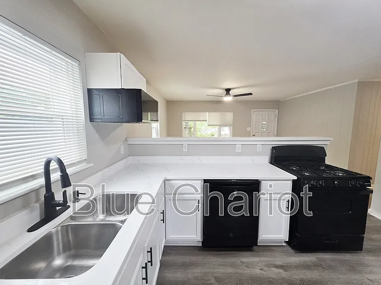 837 Waring St — Photo 14