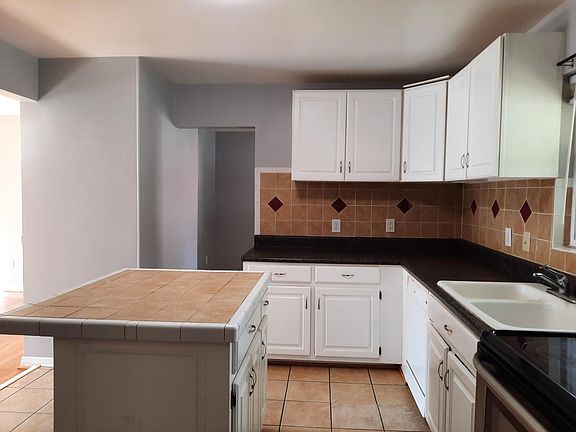 5th image of 28 Rexford Dr