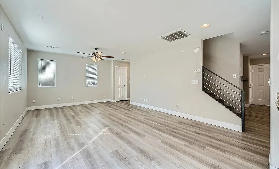 4 bed, 2.5 bath, 1956 sqft, $2,350 — Photo 1