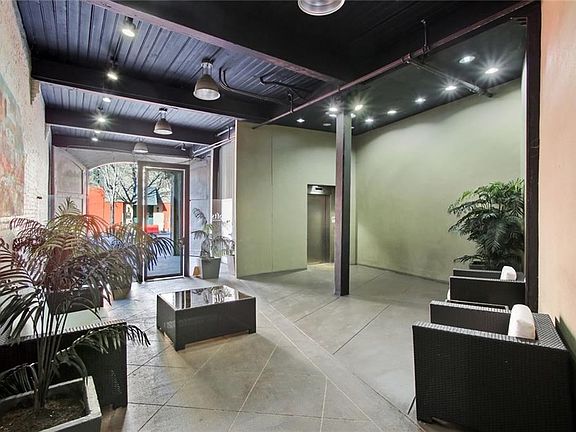 3rd image of 402 Julia St APT 406