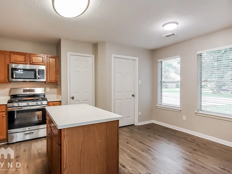 598 Orangewood Dr — Photo 4