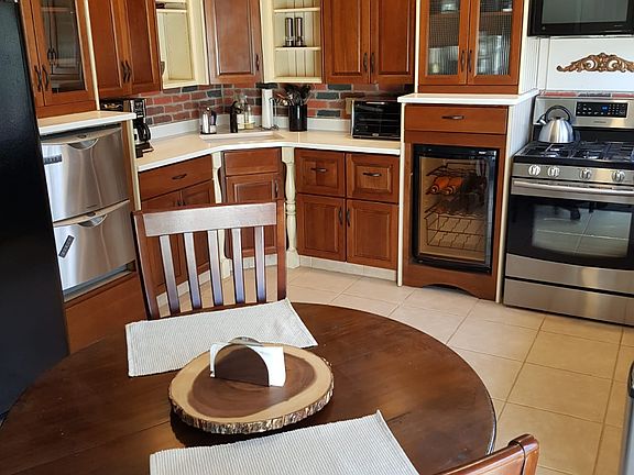 Kitchen w/Quartz countertops