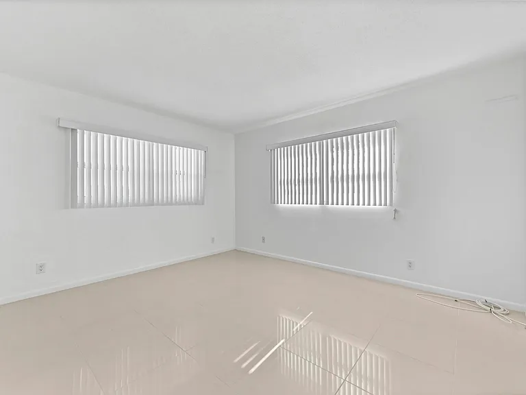 2755 NE 28th Ave #F1 — Photo 18