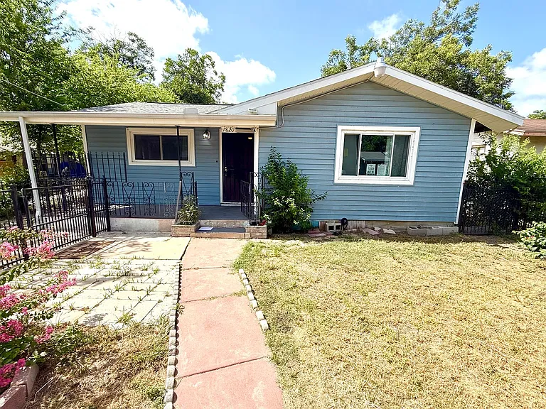 1820 W Southcross Blvd — Photo 2