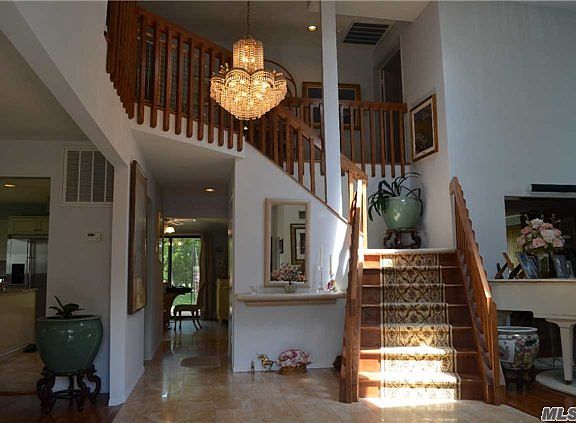 2nd image of 43 Crest Hollow Ln