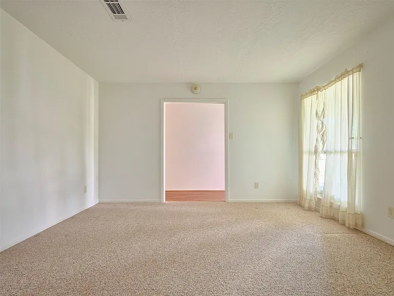 1018 Shawnee St — Photo 5