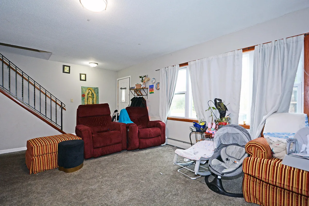 Building Photo - 212 42nd Ave NE #2
