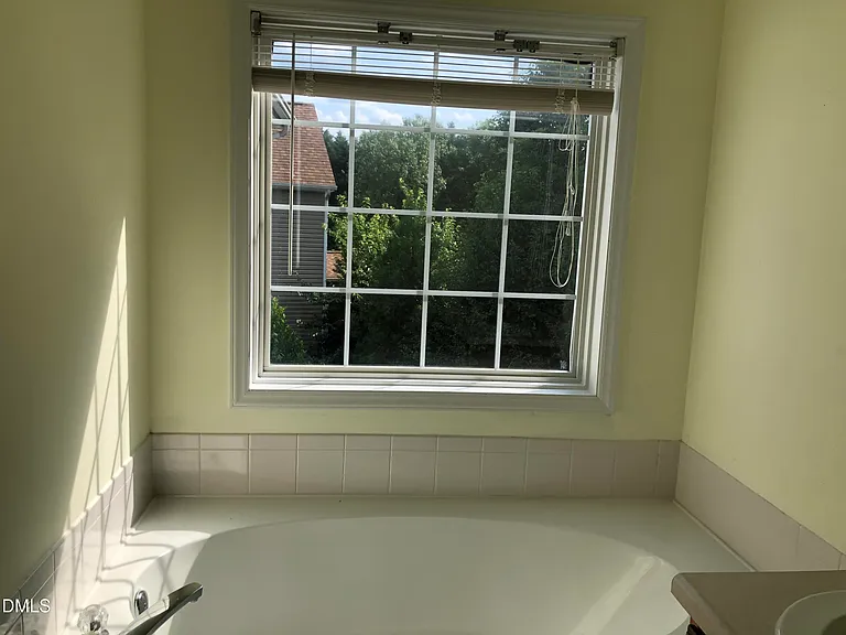 814 Bristol Blue St — Photo 16