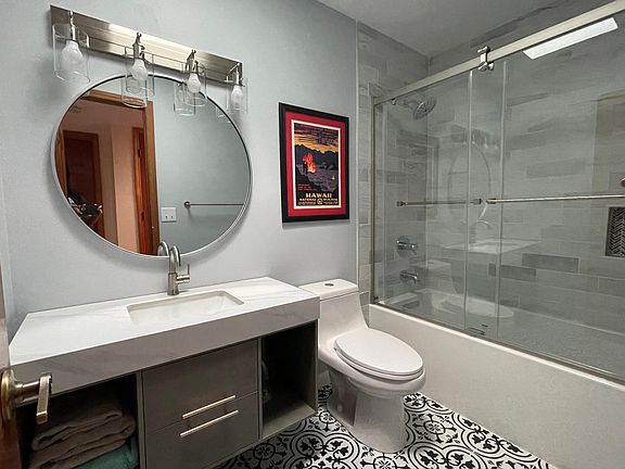 Hallway bathroom (renovated in 2023)