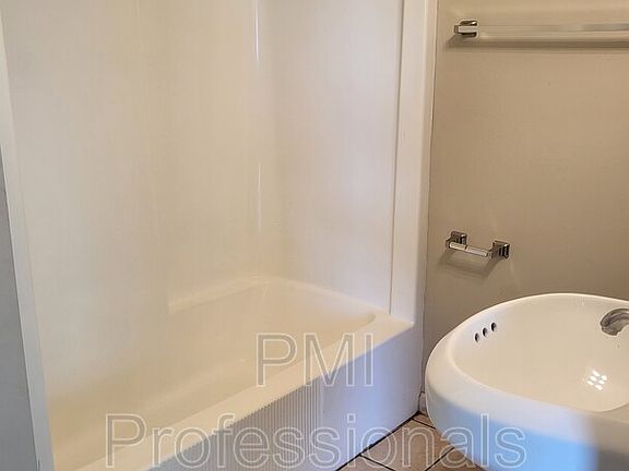 3rd image of 816 Greenland Dr APT 16
