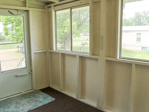 5th image of 613 B Ave E