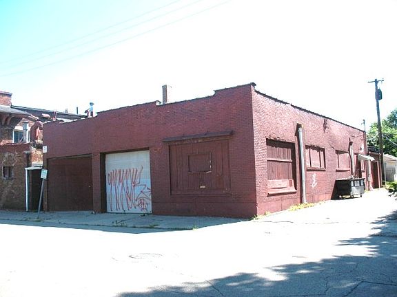 4th image of 2500 E 5th St