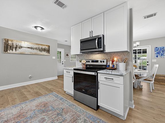 5th image of 370 Edge Ave