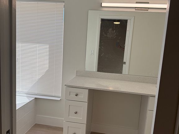5th image of 647 Executive Center Dr #S102