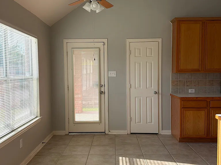 2408 Monroe Dr — Photo 5