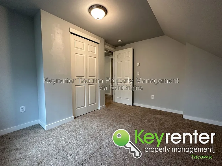 1402 E 52nd St — Photo 18