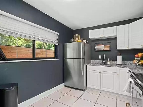 3rd image of 1320 N Lakemont Ave