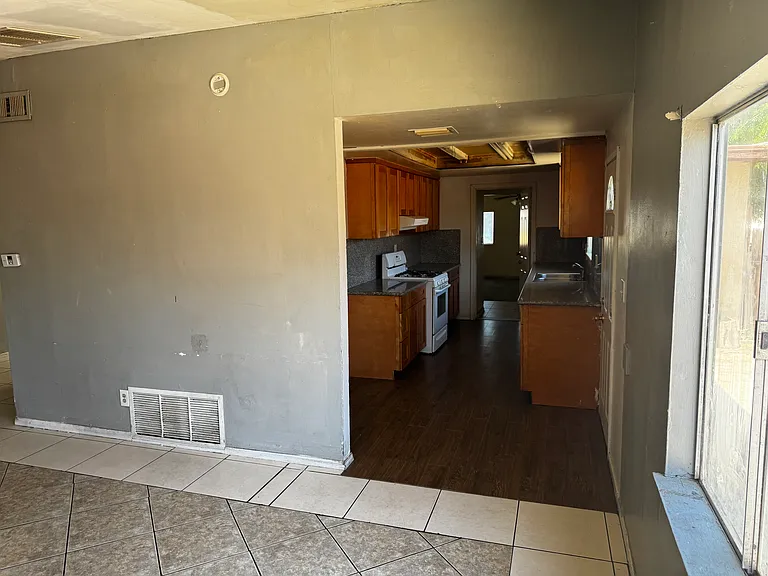44110 Carolside Ave — Photo 7