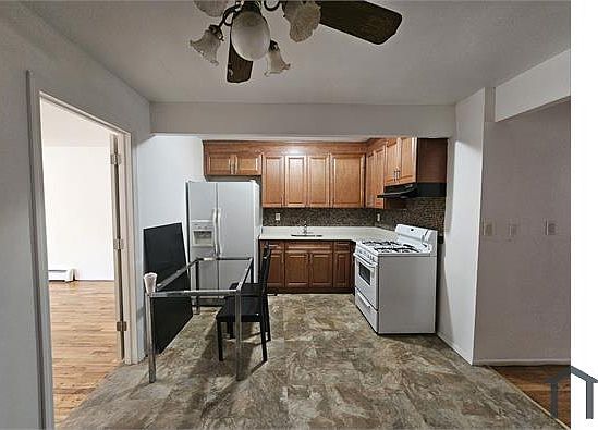 4th image of 423 Saint Lawrence Ave #2