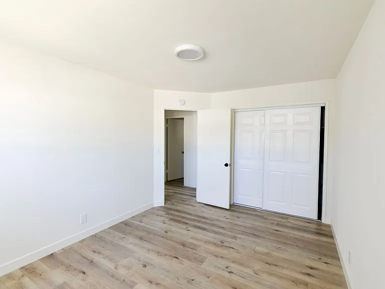 239/241 Avenida Pelayo — Photo 20